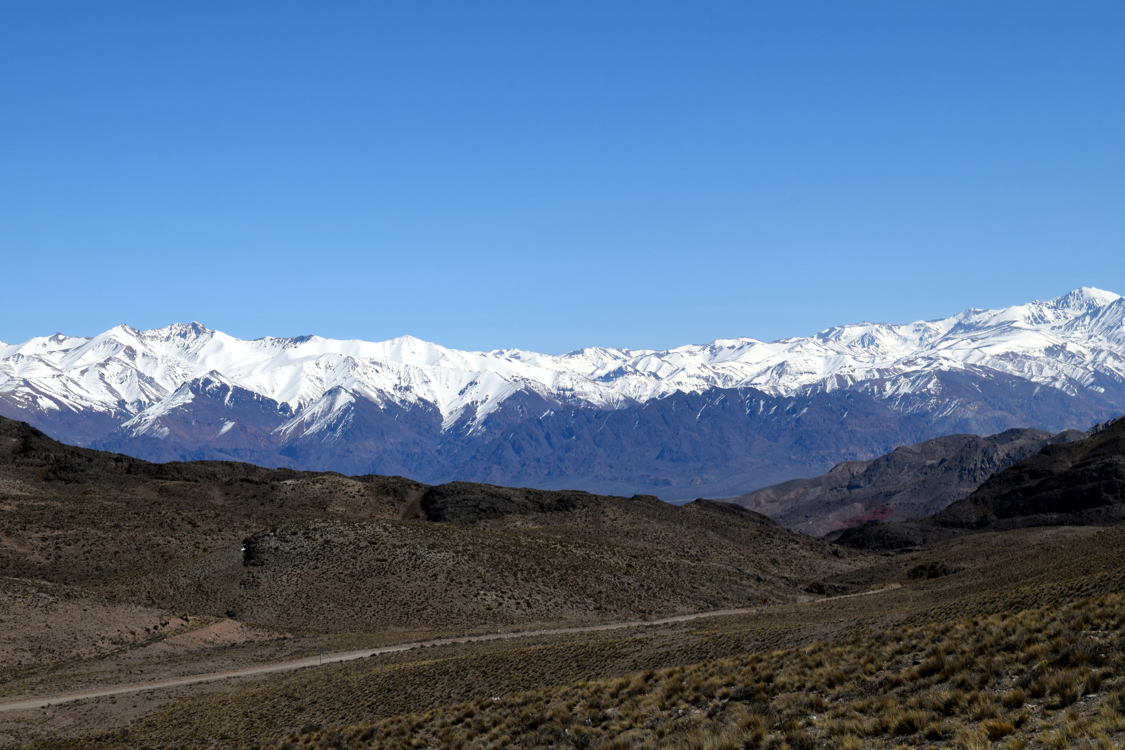 Panorama nevado do Cordón del Plata sob o céu azul