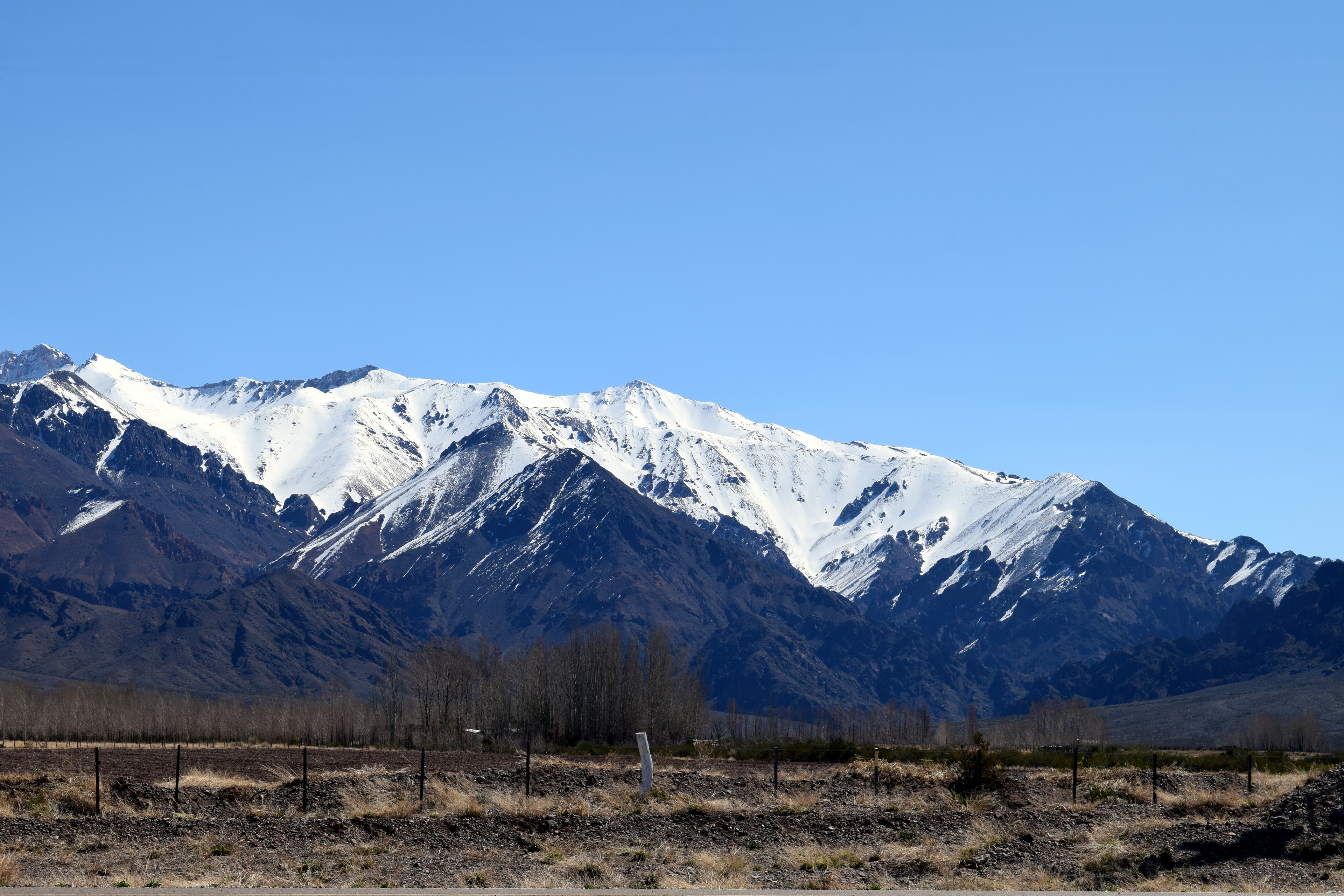 Cordilheira nevada vista dos arredores de Uspallata, em Mendoza