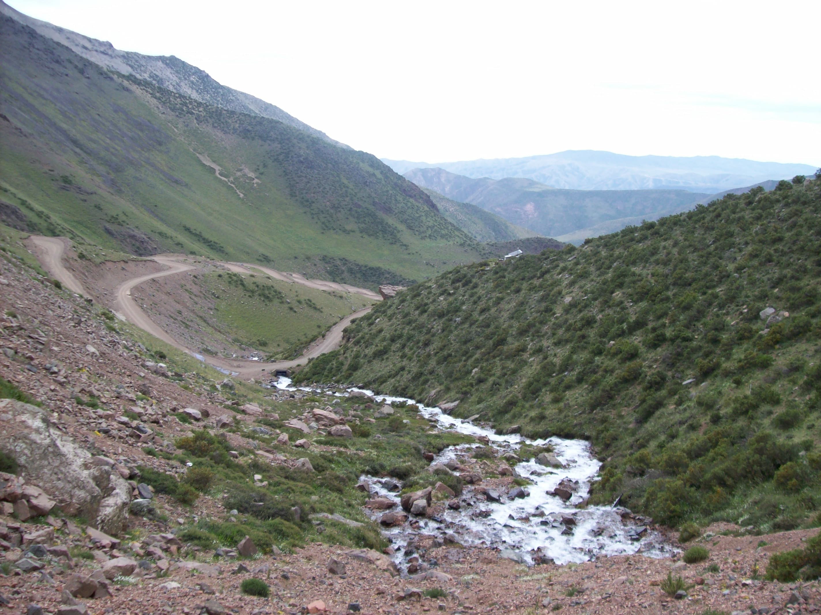 Rio Vallecitos descendo entre as montanhas da pré-cordilheira de Mendoza