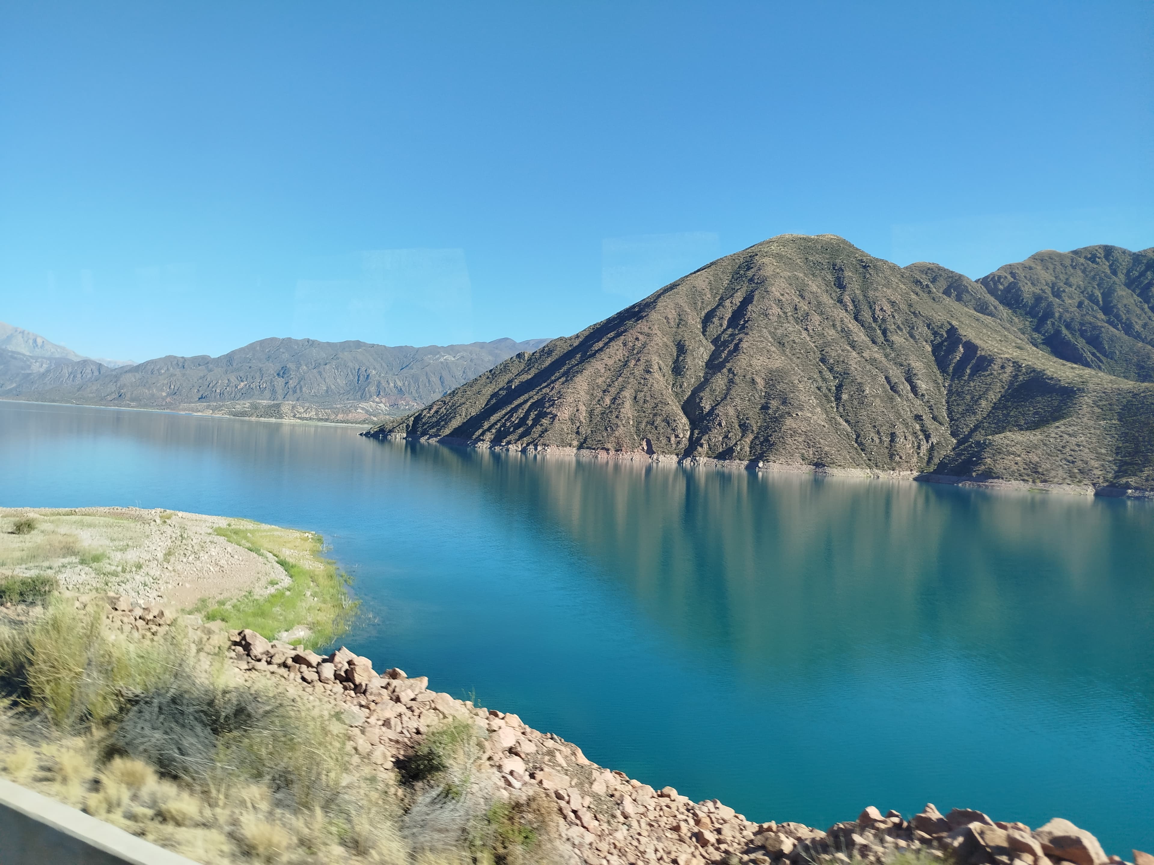 Águas azuis do reservatório de Potrerillos entre montanhas