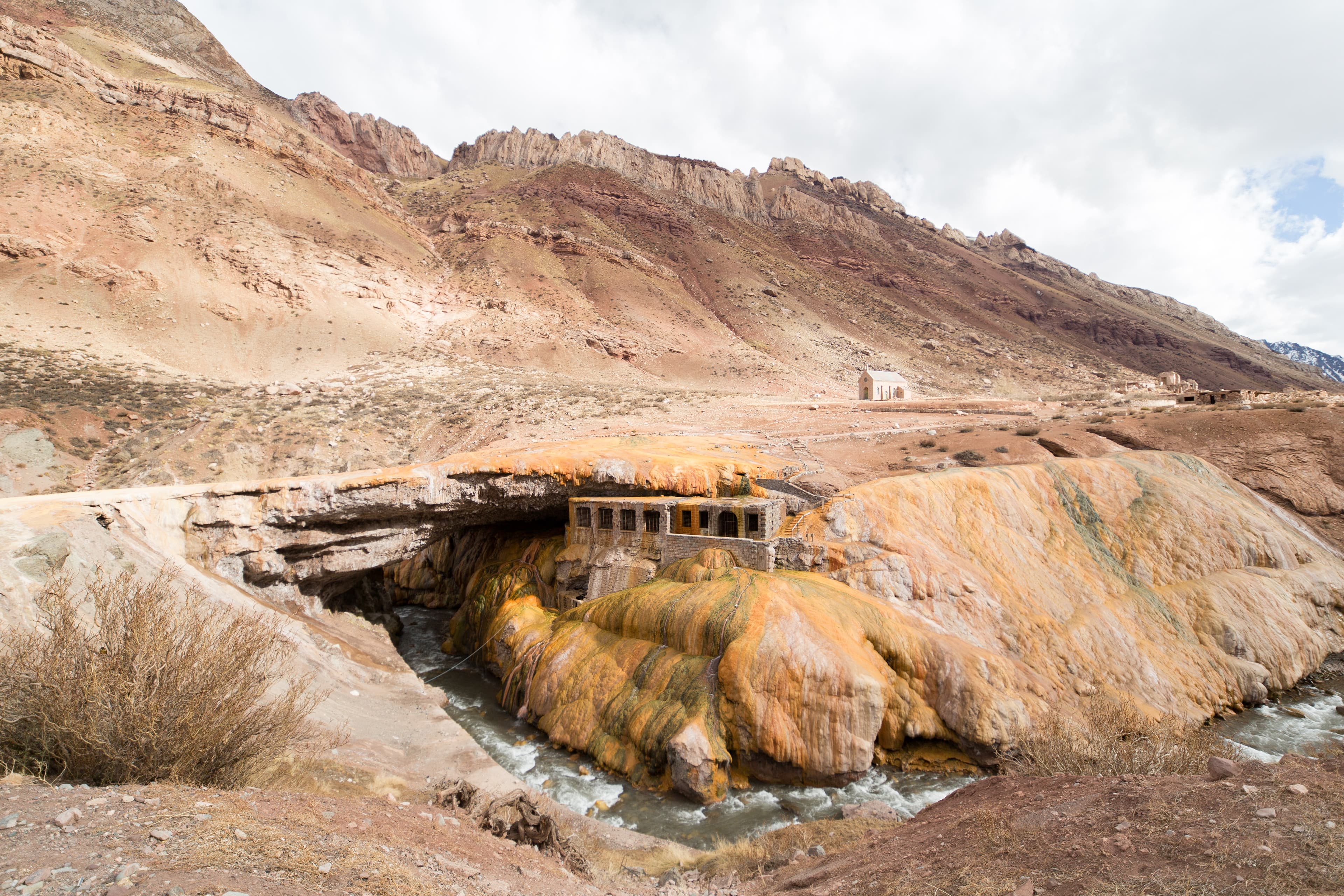 Formação natural de Puente del Inca cercada pelas montanhas de Mendoza
